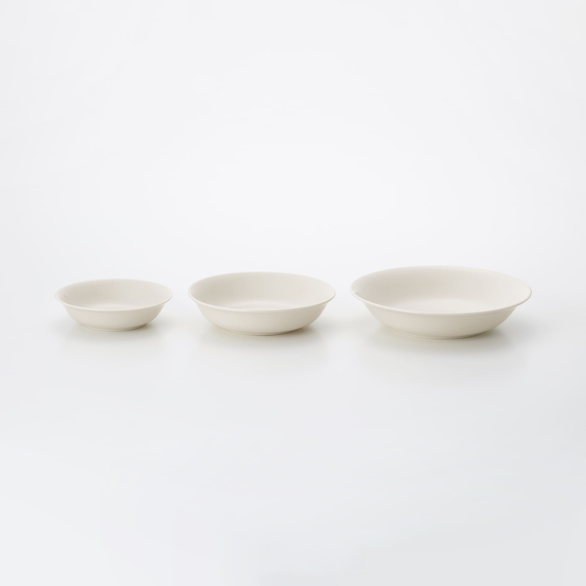 磁器ベージュ鉢・中