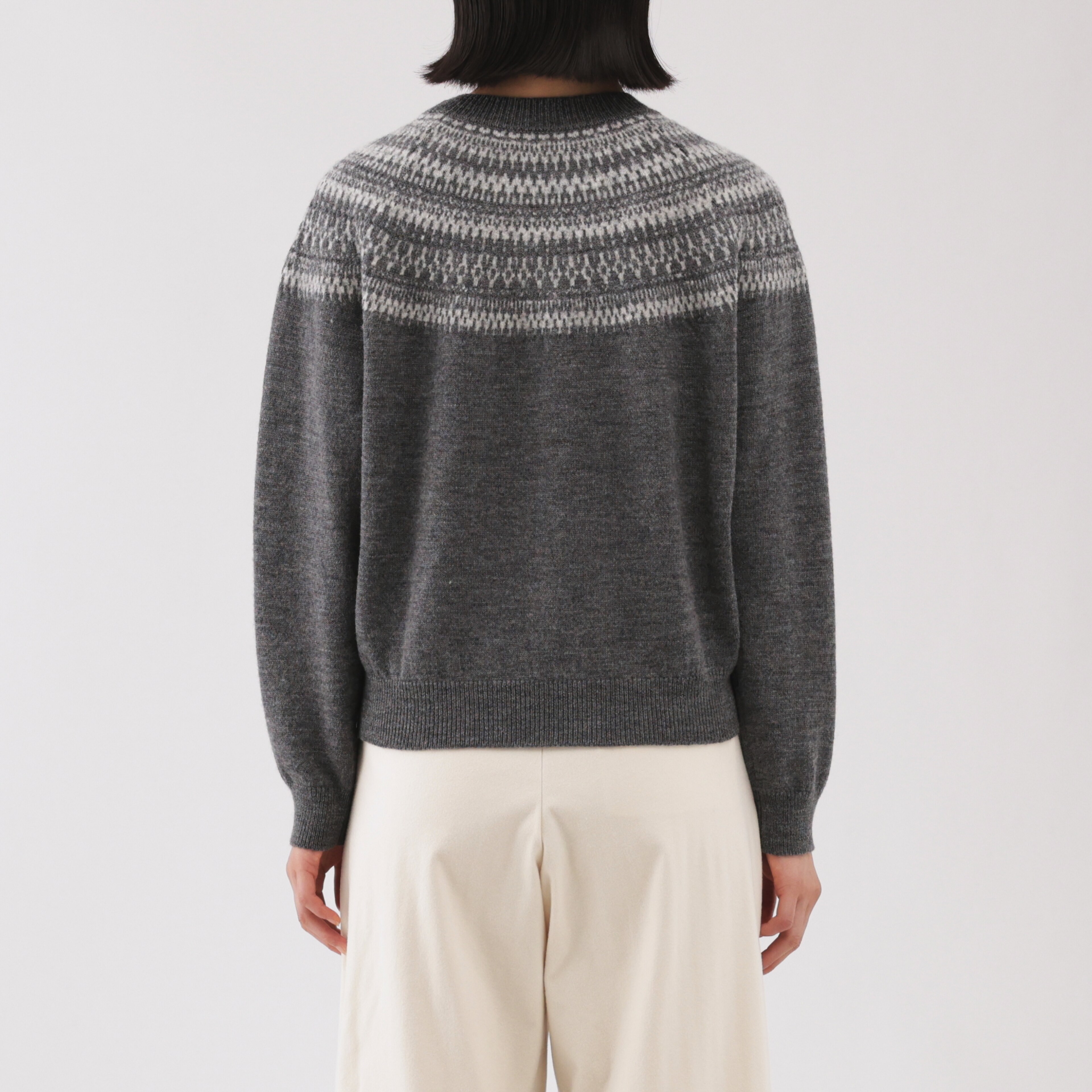 婦人　アンデスウールを使ったジャカード編みセーター