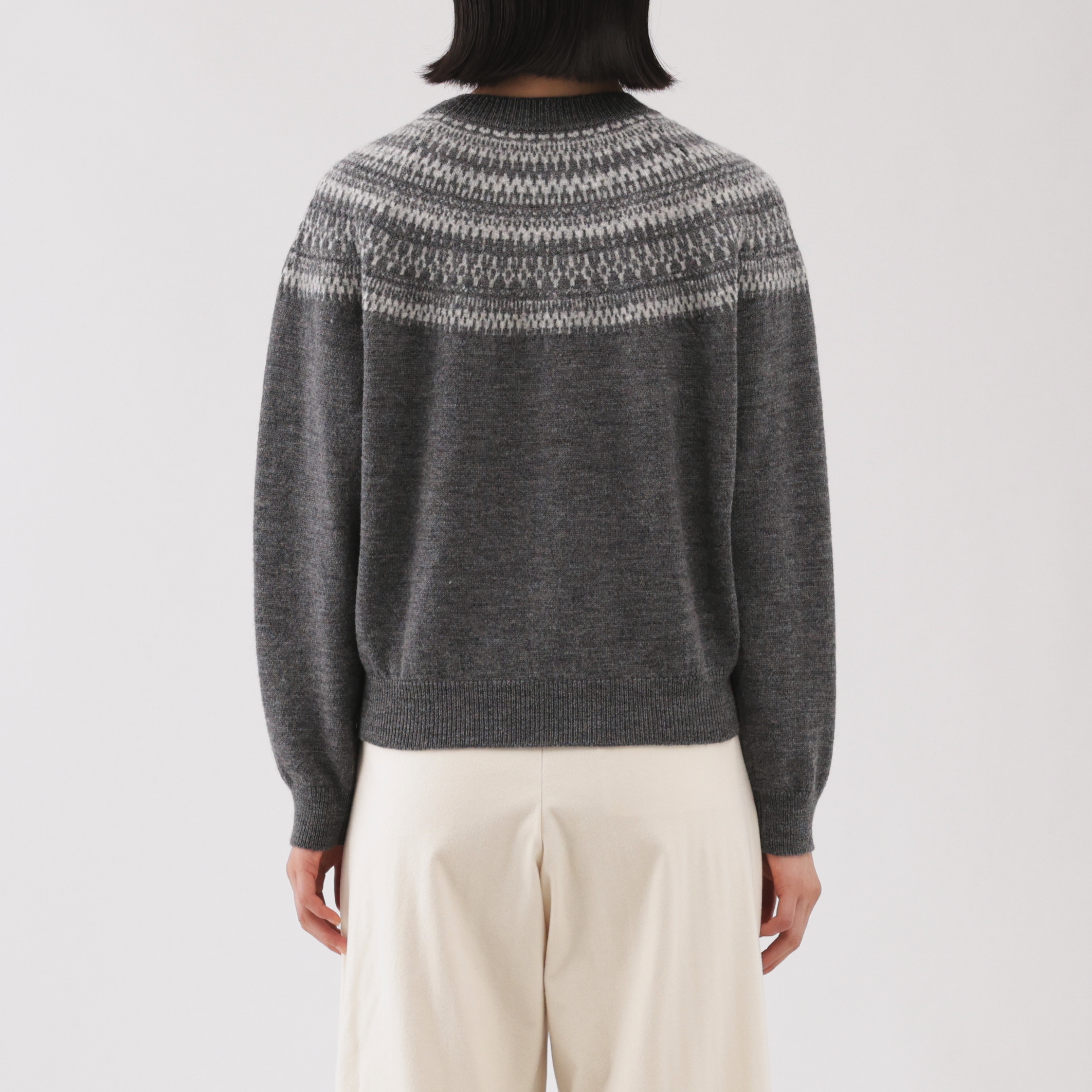 婦人　アンデスウールを使ったジャカード編みセーター