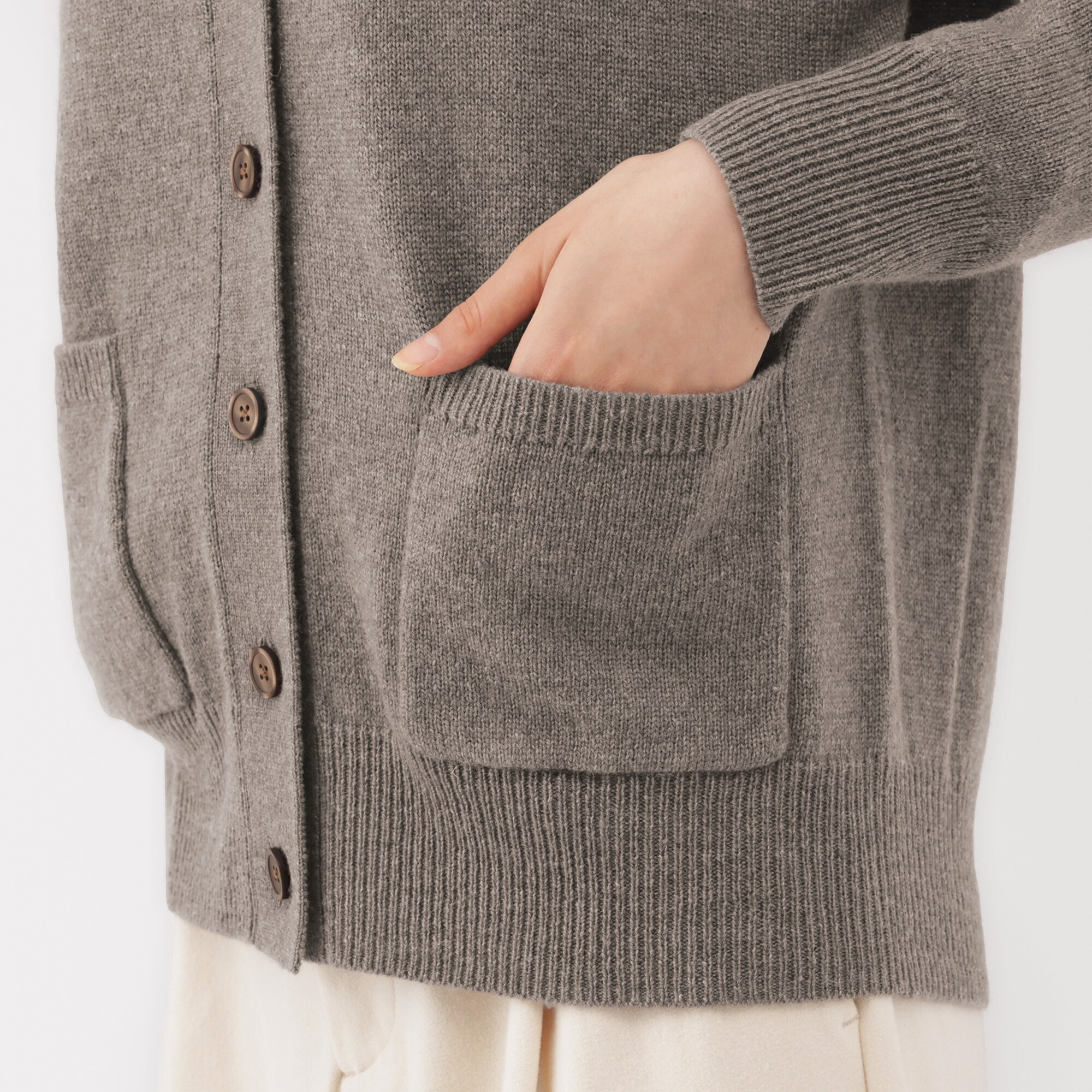 婦人　洗えるウールミドルゲージＶネックカーディガン