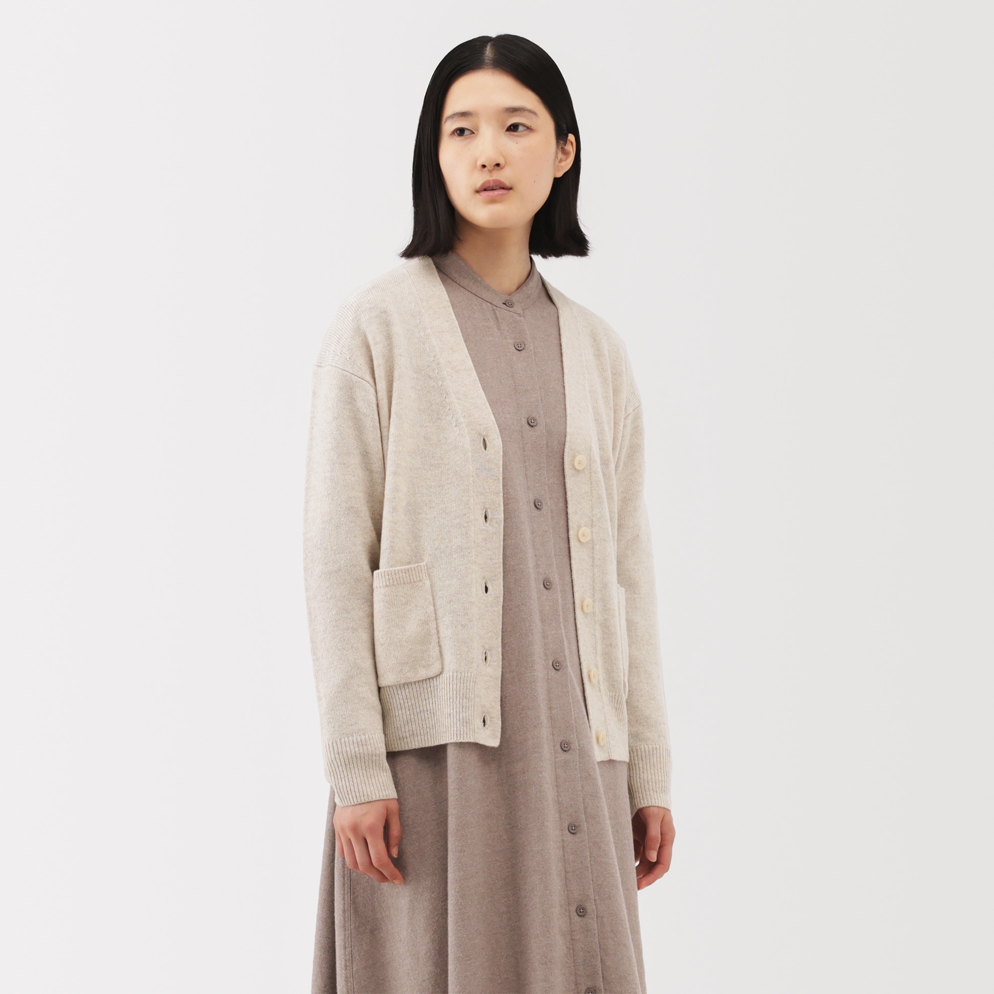 婦人　洗えるウールミドルゲージＶネックカーディガン