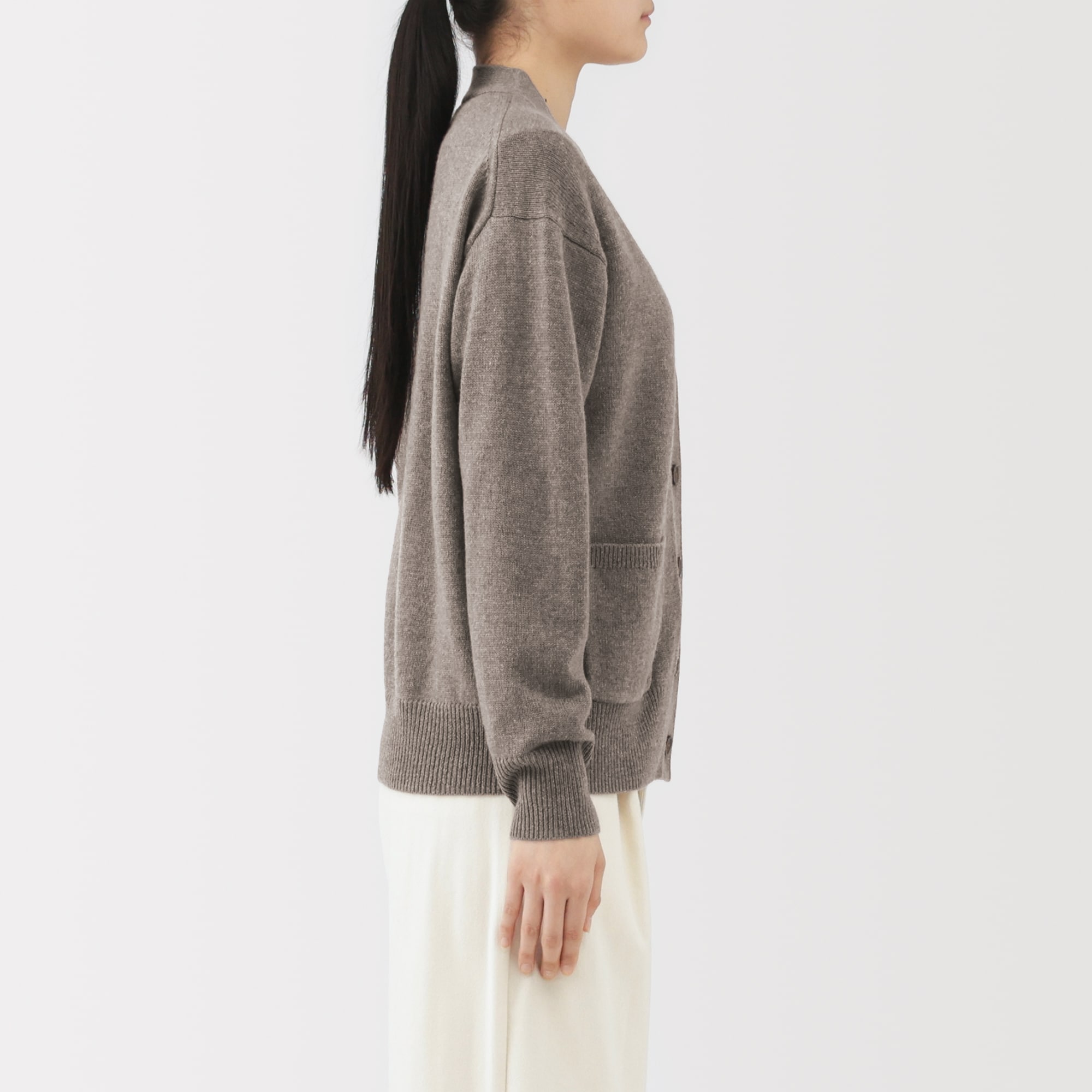 婦人　洗えるウールミドルゲージＶネックカーディガン