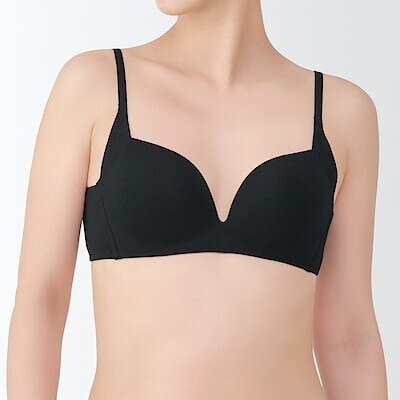 婦人　ノンワイヤー胸の形を整えるブラジャー