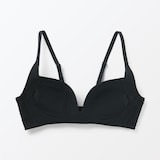 婦人　ノンワイヤー胸の形を整えるブラジャー