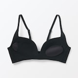 婦人　ノンワイヤー胸の形を整えるブラジャー