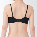 婦人　ノンワイヤー胸の形を整えるブラジャー