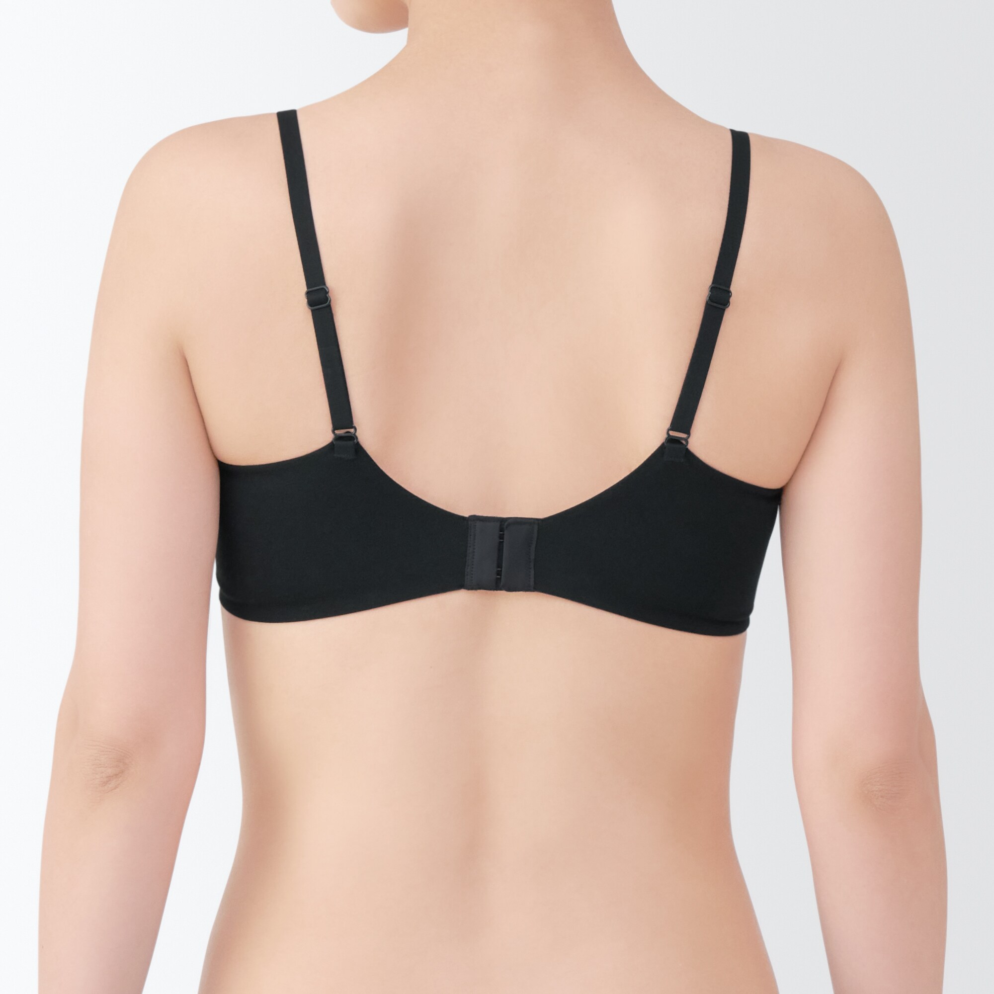 婦人　ノンワイヤー胸の形を整えるブラジャー