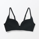 婦人　ノンワイヤー胸の形を整えるブラジャー