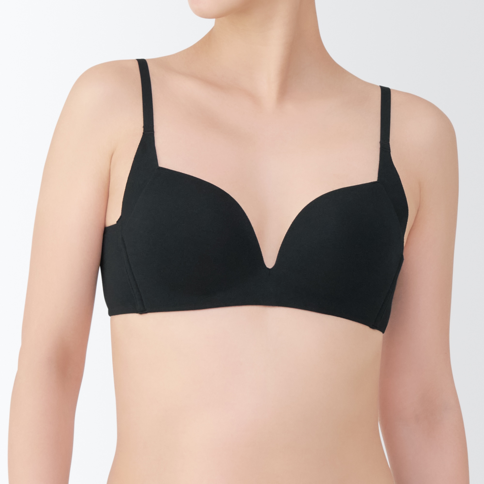 婦人　ノンワイヤー胸の形を整えるブラジャー