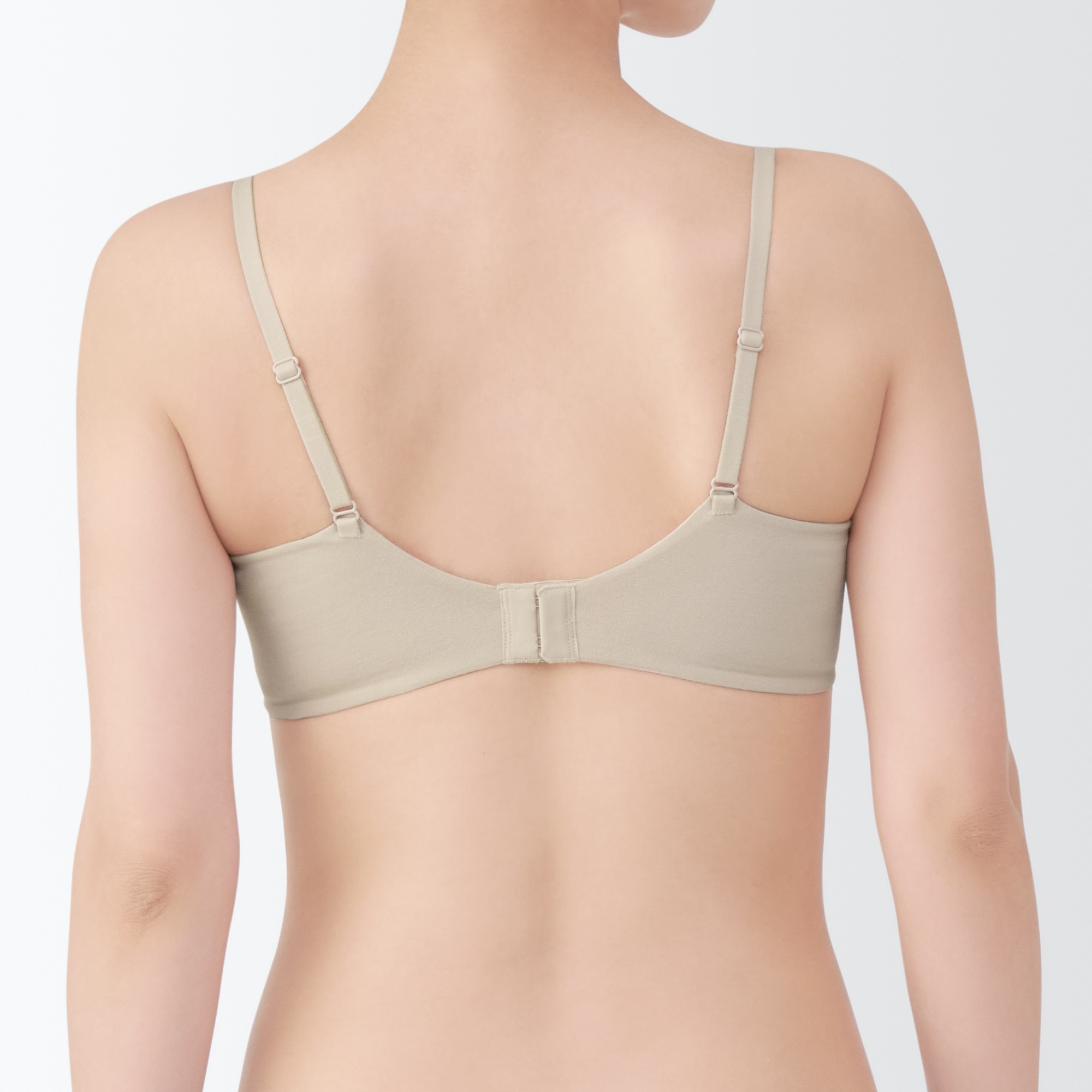 婦人　ノンワイヤー胸の形を整えるブラジャー