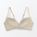 婦人　ノンワイヤー胸の形を整えるブラジャー