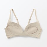 婦人　ノンワイヤー胸の形を整えるブラジャー