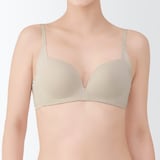 婦人　ノンワイヤー胸の形を整えるブラジャー