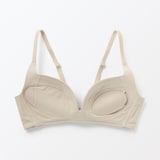 婦人　ノンワイヤー胸の形を整えるブラジャー