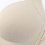 婦人　ノンワイヤー胸の形を整えるブラジャー