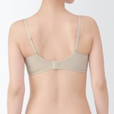 婦人　ノンワイヤー胸の形を整えるブラジャー