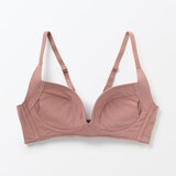 婦人　ノンワイヤー胸の形を整えるブラジャー