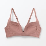 婦人　ノンワイヤー胸の形を整えるブラジャー