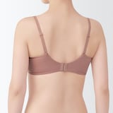 婦人　ノンワイヤー胸の形を整えるブラジャー