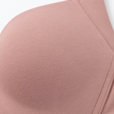 婦人　ノンワイヤー胸の形を整えるブラジャー