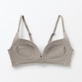 婦人　ノンワイヤー胸の形を整えるブラジャー