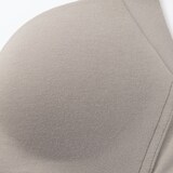 婦人　ノンワイヤー胸の形を整えるブラジャー