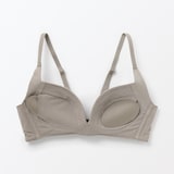 婦人　ノンワイヤー胸の形を整えるブラジャー