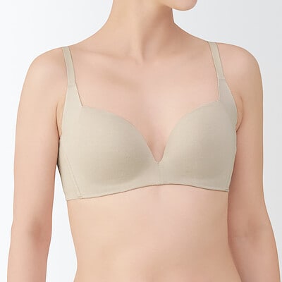 婦人　ノンワイヤー胸の形を整えるブラジャー