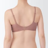 婦人　ノンワイヤー胸の形を整えるブラジャー　プラスサイズ