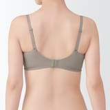 婦人　ノンワイヤー胸の形を整えるブラジャー　プラスサイズ