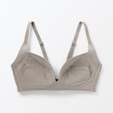 婦人　ノンワイヤー胸の形を整えるブラジャー　プラスサイズ