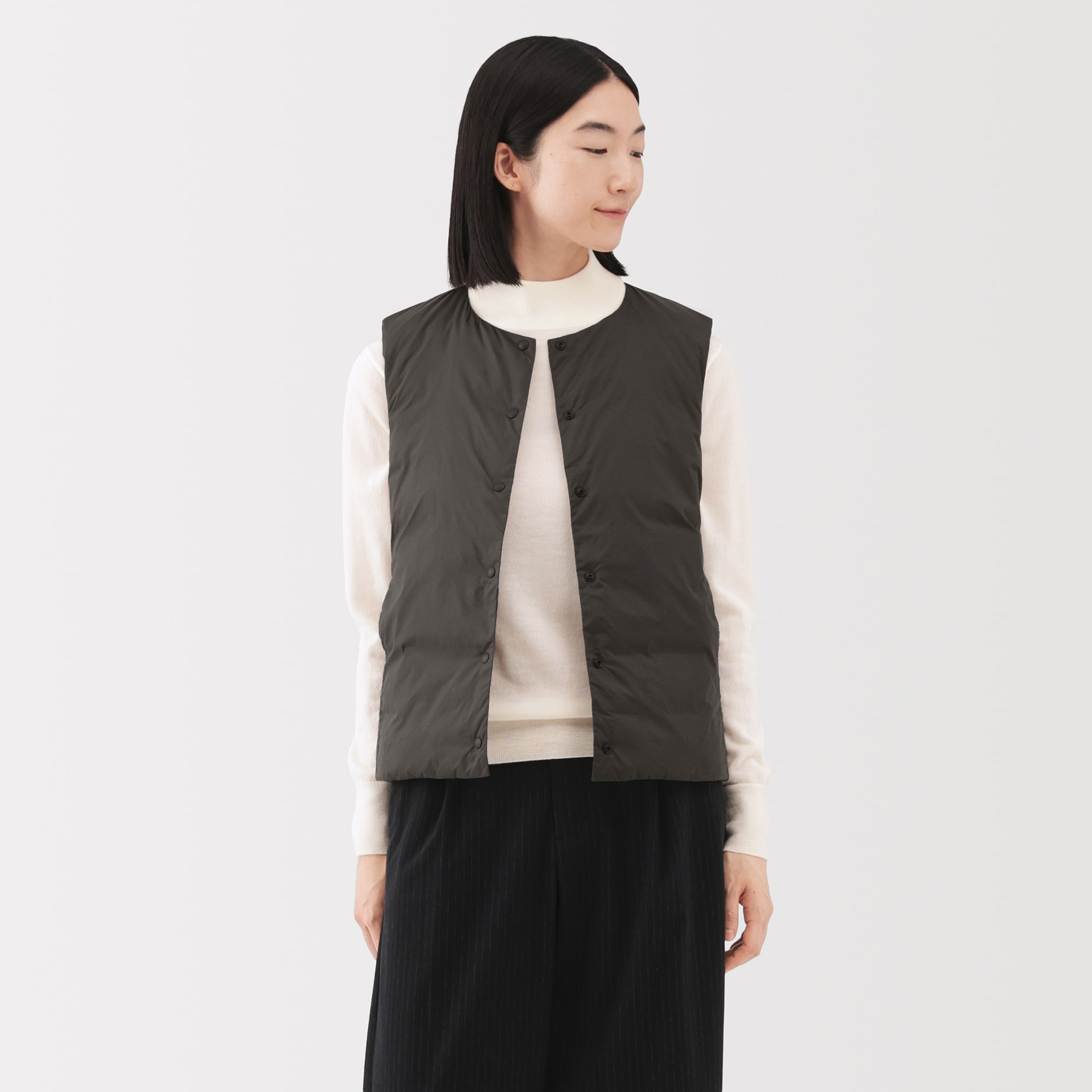 婦人　軽量ダウンポケッタブルノーカラーベスト