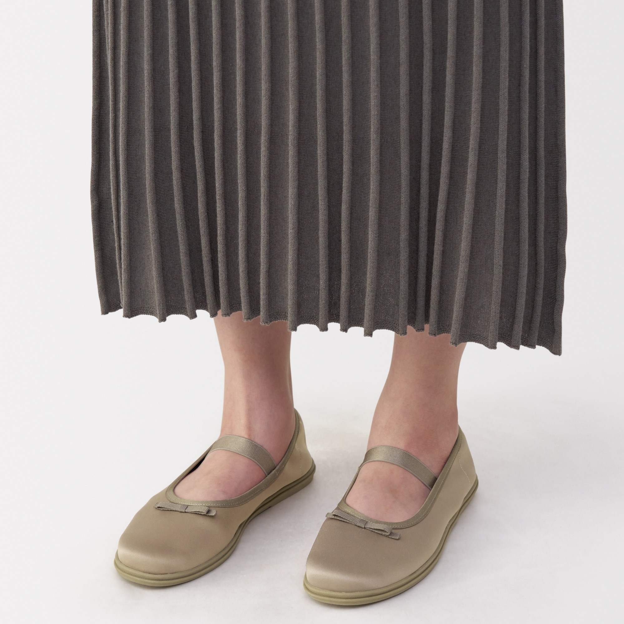 婦人　柔らかい中敷を使用した　撥水ストラップリボンフラットシューズ