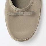 婦人　柔らかい中敷を使用した　撥水ストラップリボンフラットシューズ