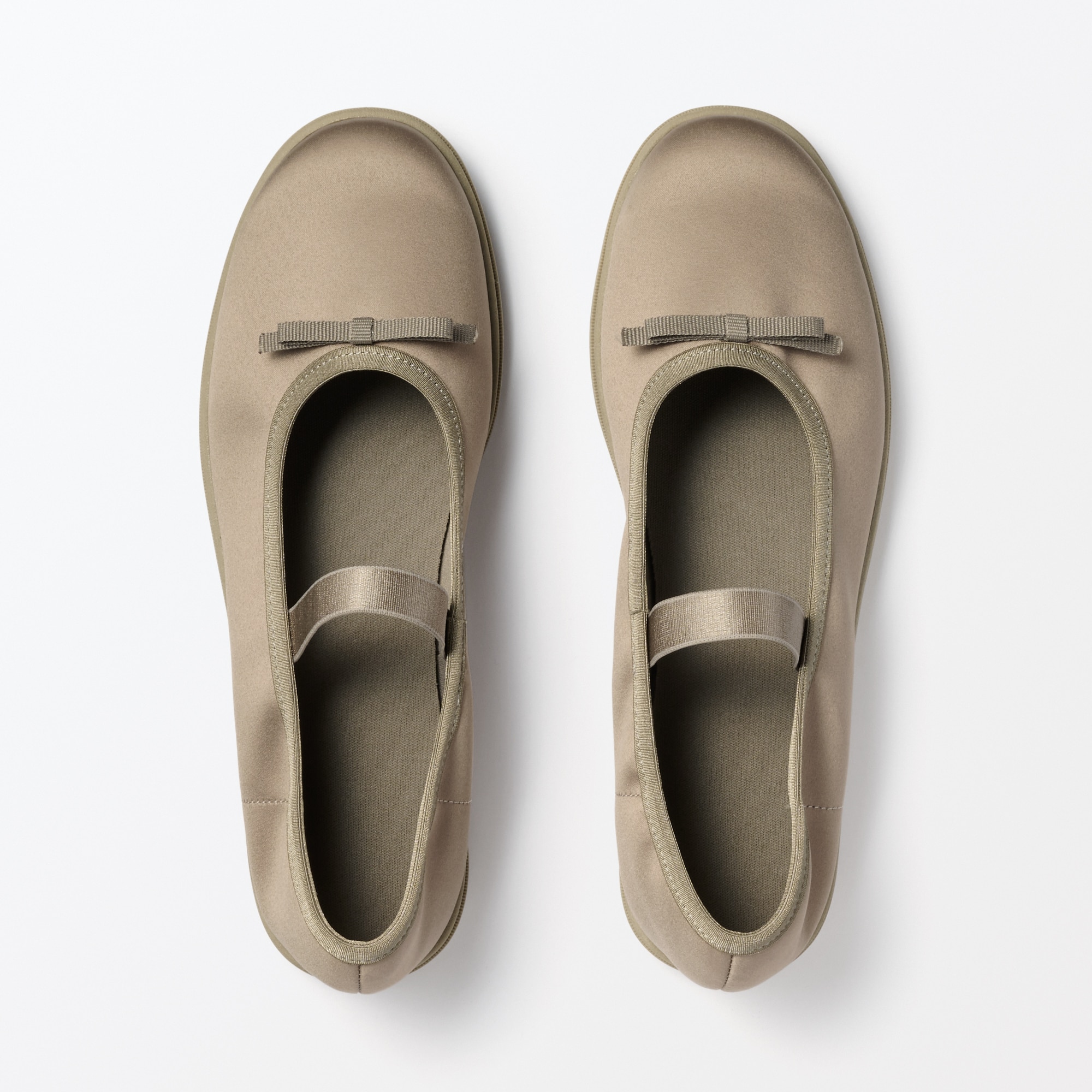 婦人　柔らかい中敷を使用した　撥水ストラップリボンフラットシューズ