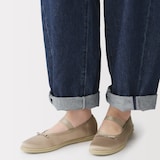 婦人　柔らかい中敷を使用した　撥水ストラップリボンフラットシューズ