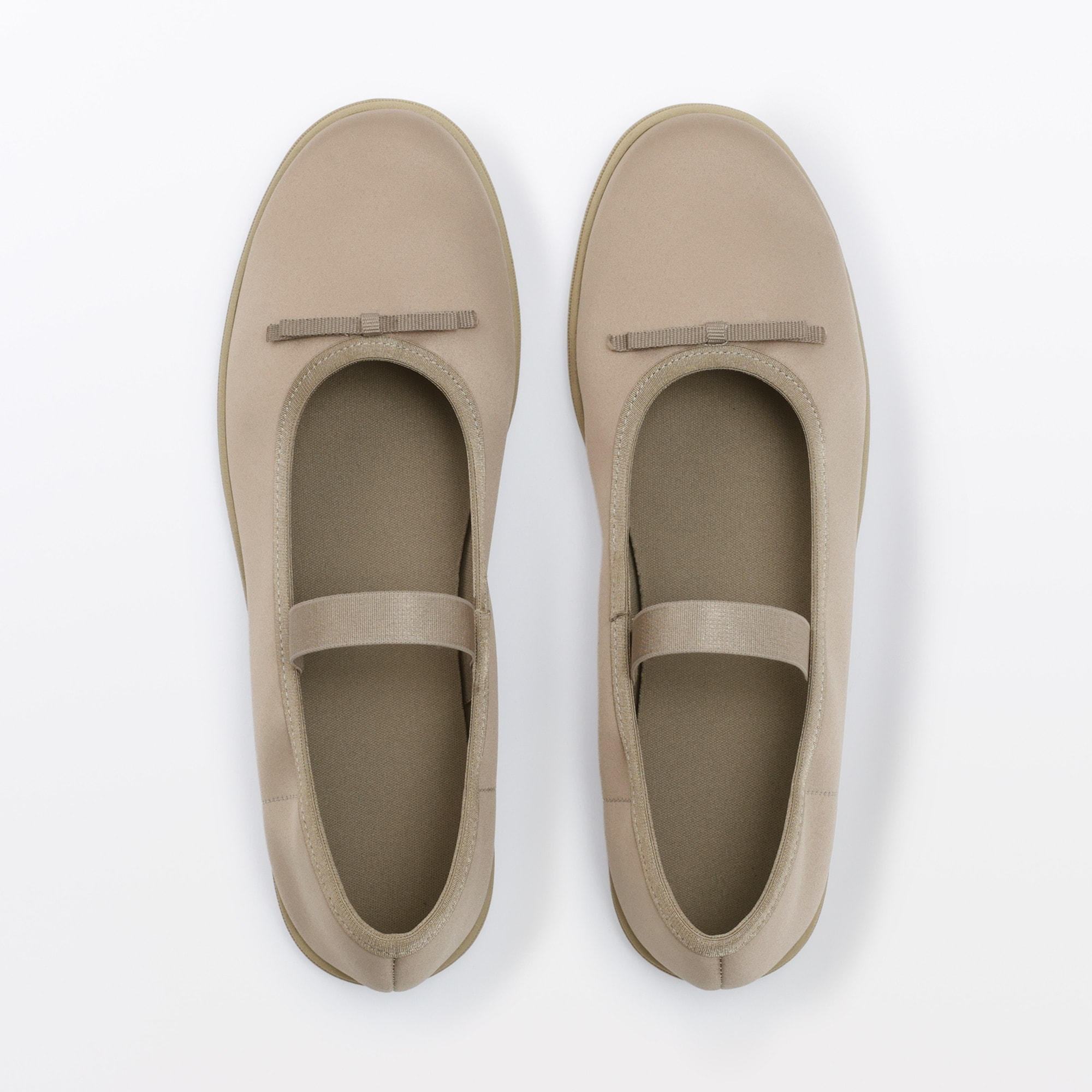 婦人　柔らかい中敷を使用した　撥水ストラップリボンフラットシューズ