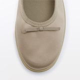 婦人　柔らかい中敷を使用した　撥水ストラップリボンフラットシューズ