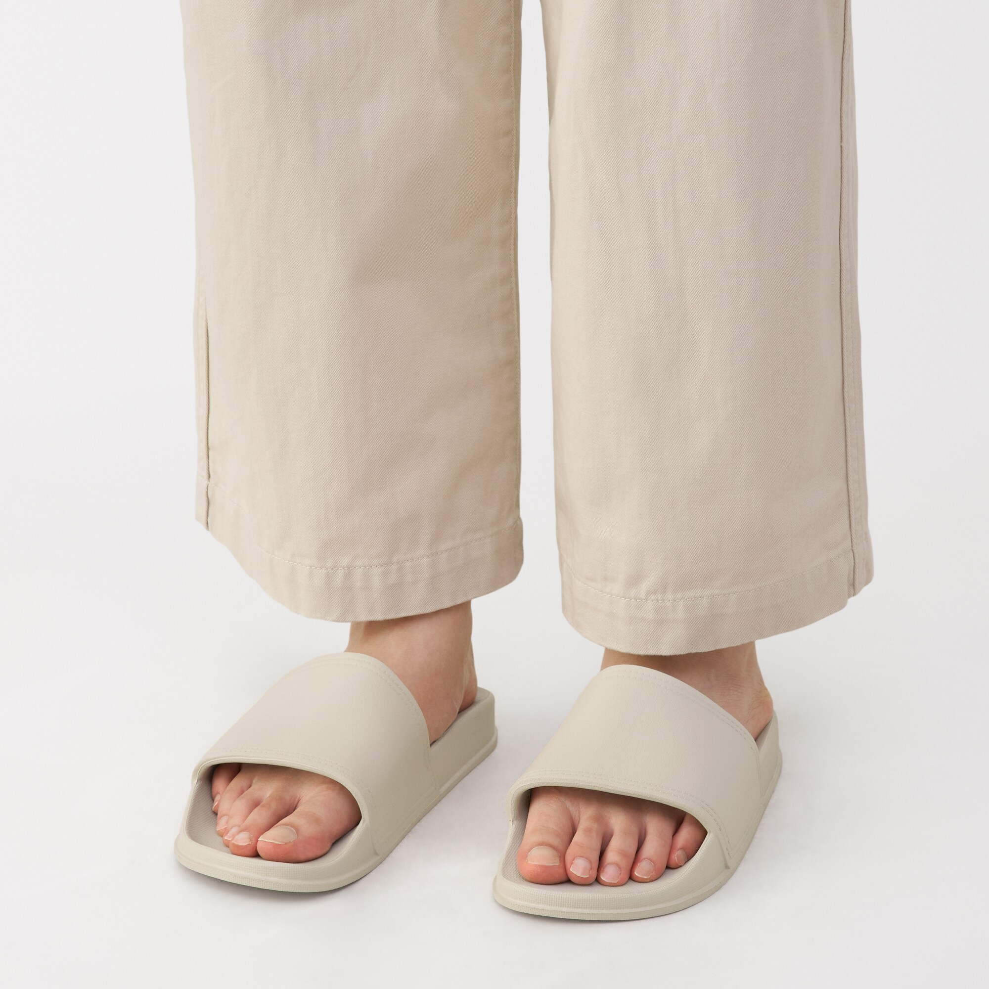 一体成型　足なりサンダル