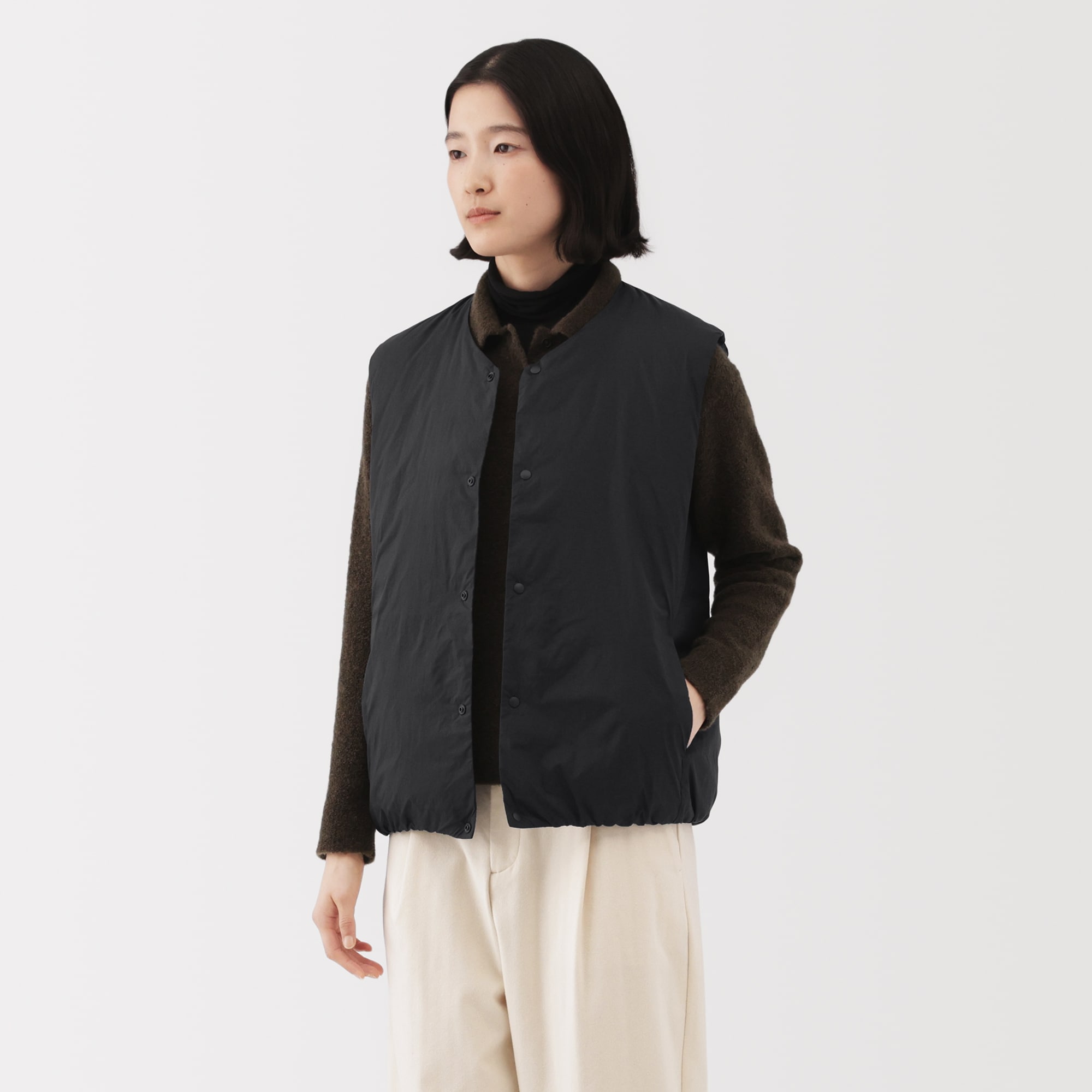 再入荷8月29日 肩パッド入りノーカラーストライプジャケット トップス ジャケット ベスト レディース ファッション 秋服 冬服 着回し 重ね着 羽織り 体型カバー cawaii w60426ps S~M対応 グレー ストライプ 日常使い キレイめ シンプル ミセス 30代 40代 50代 母の日 紳士 軽量ダウンポケッタブルノーカラーベスト | 無印良品