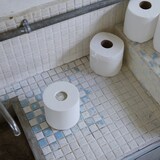 トイレットペーパー型消臭器（乾電池・ゲル別売）