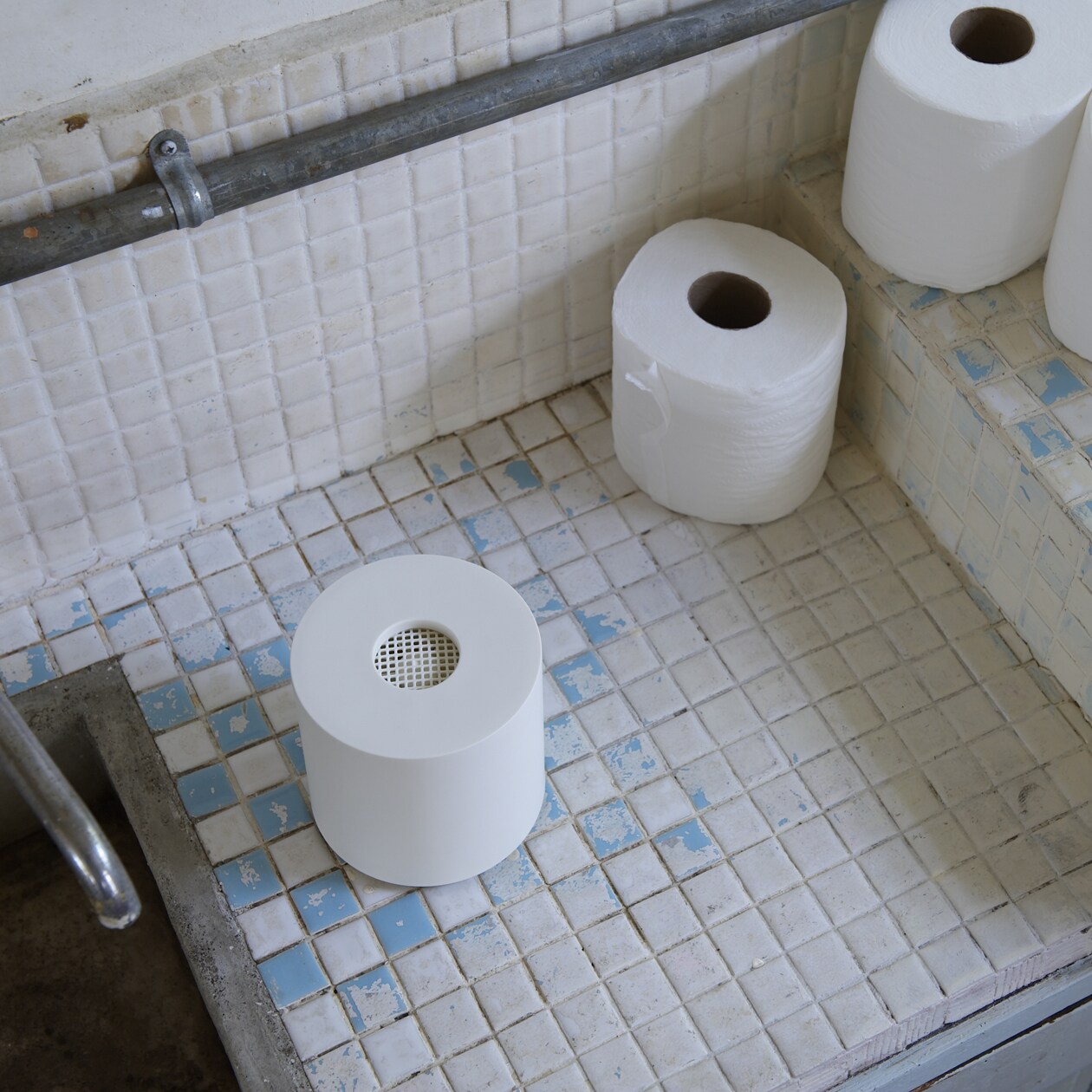 トイレットペーパー型消臭器（乾電池・ゲル別売）