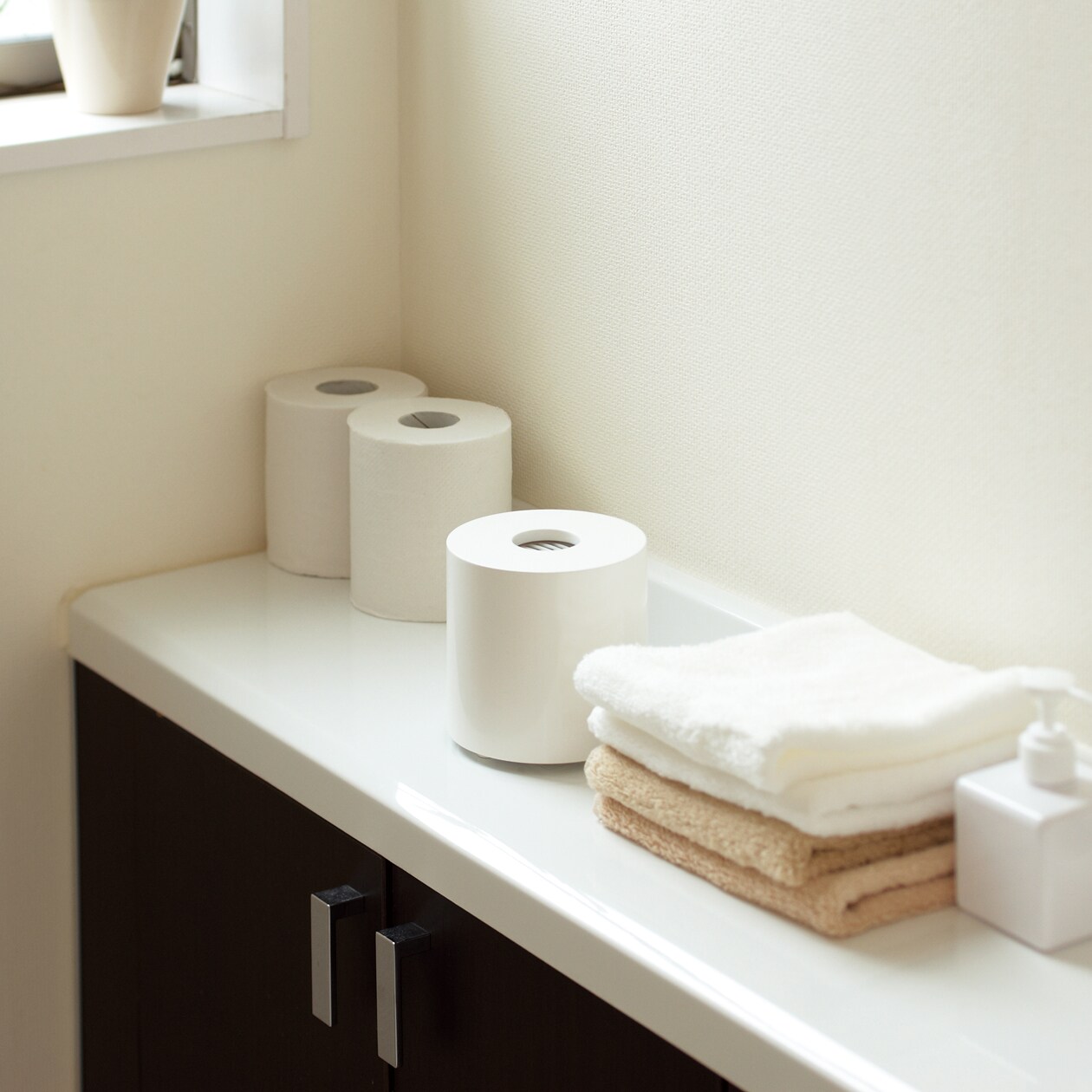 トイレットペーパー型消臭器（乾電池・ゲル別売）