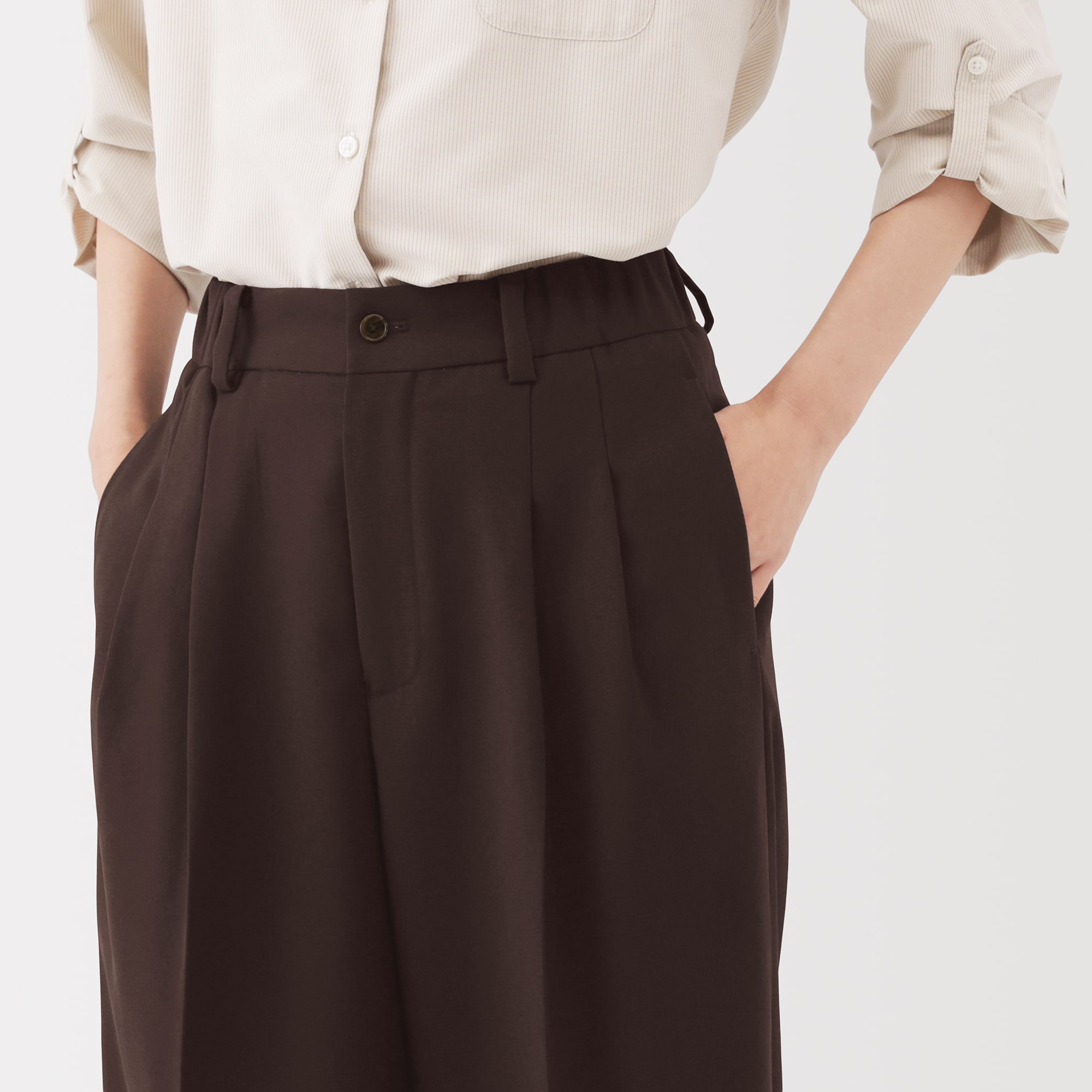婦人　ユニフォーム素材で作ったタックワイドパンツ（９分丈）