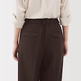 婦人　ユニフォーム素材で作ったタックワイドパンツ（９分丈）