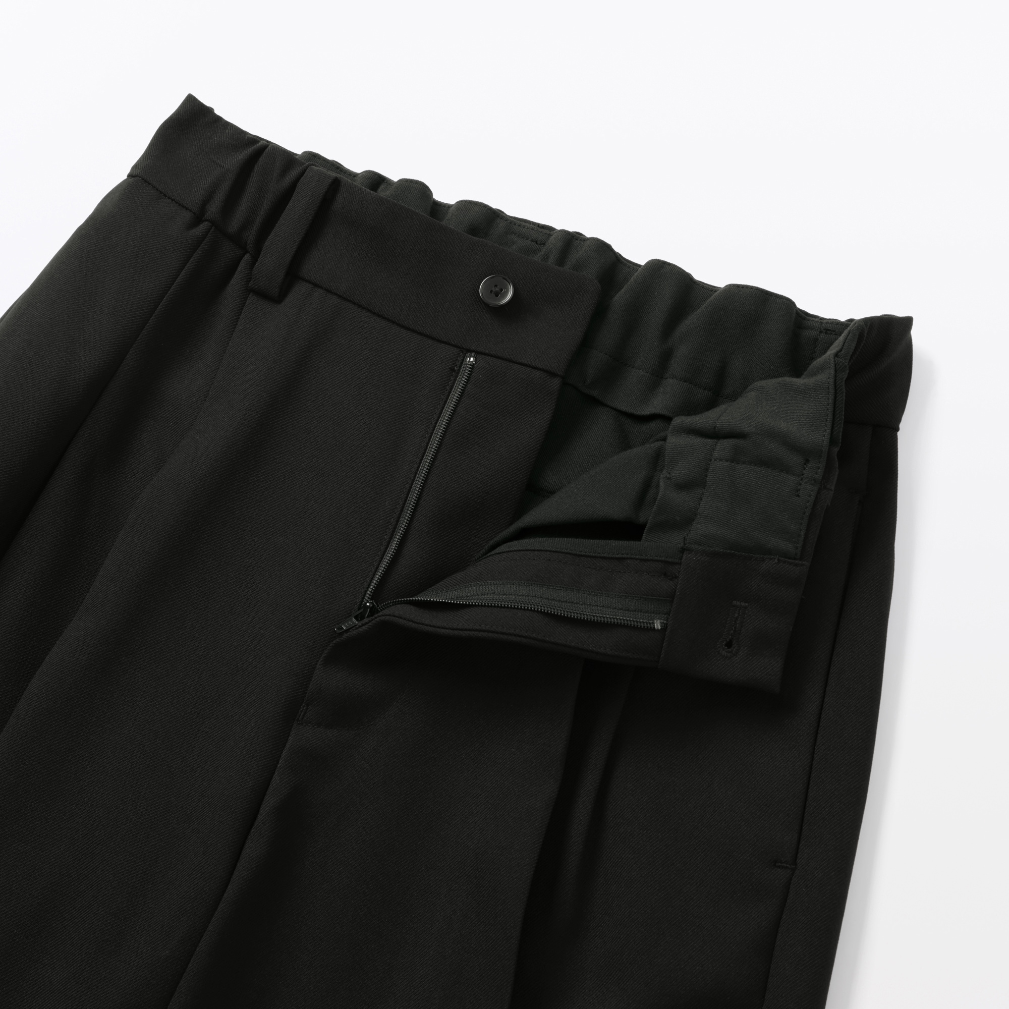 婦人　ユニフォーム素材で作ったタックワイドパンツ（９分丈）