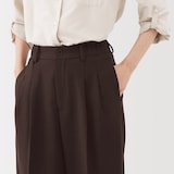 婦人　ユニフォーム素材で作ったタックワイドパンツ（９分丈）