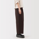 婦人　ユニフォーム素材で作ったタックワイドパンツ（９分丈）