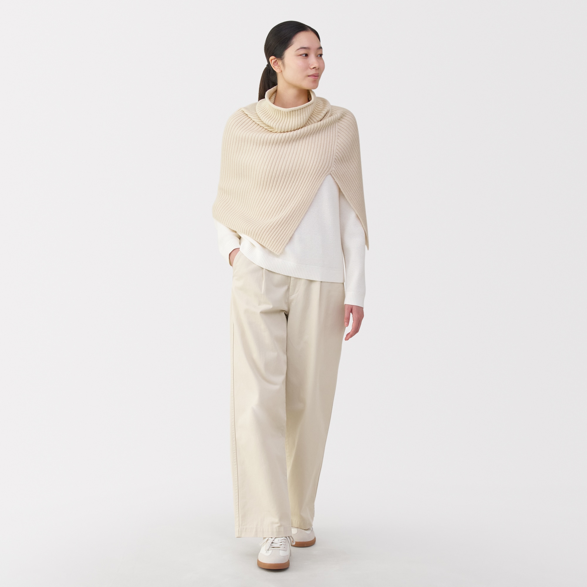 首のチクチクを抑えたメリノウール混　ポンチョ