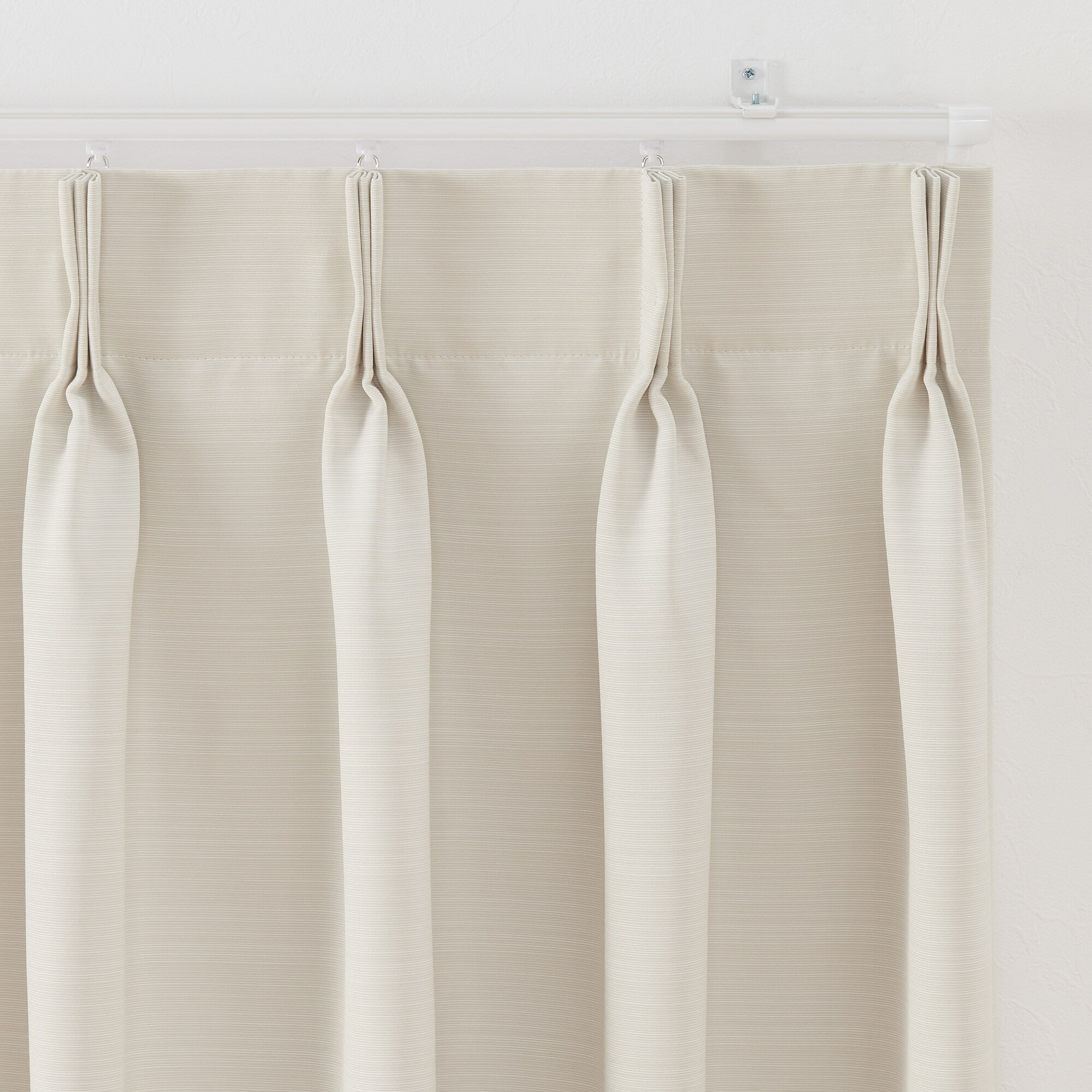 ポリエステルグログラン（防炎）プリーツカーテン２倍ヒダ／遮光裏地付／ライトベージ